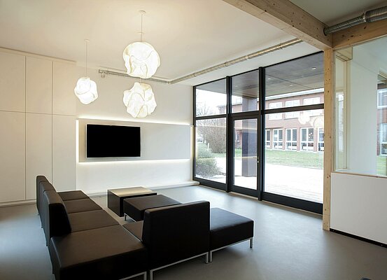 Eingangsbereich des Bürogebäudes der Firma Riegg & Partner Intercorp in Neudrossenfeld