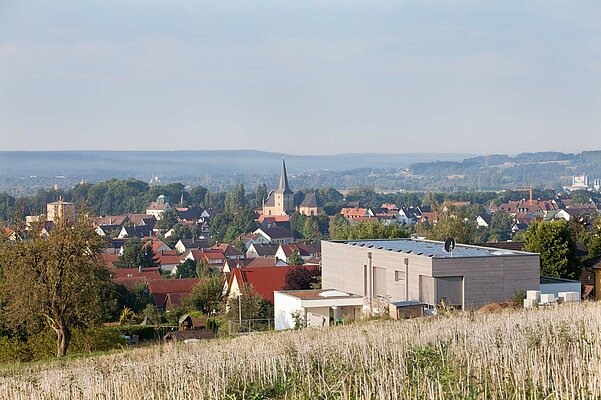 Blick über die Ortschaft Richtung Regnitz vom Haus Auer Neuberg in Buttenheim
